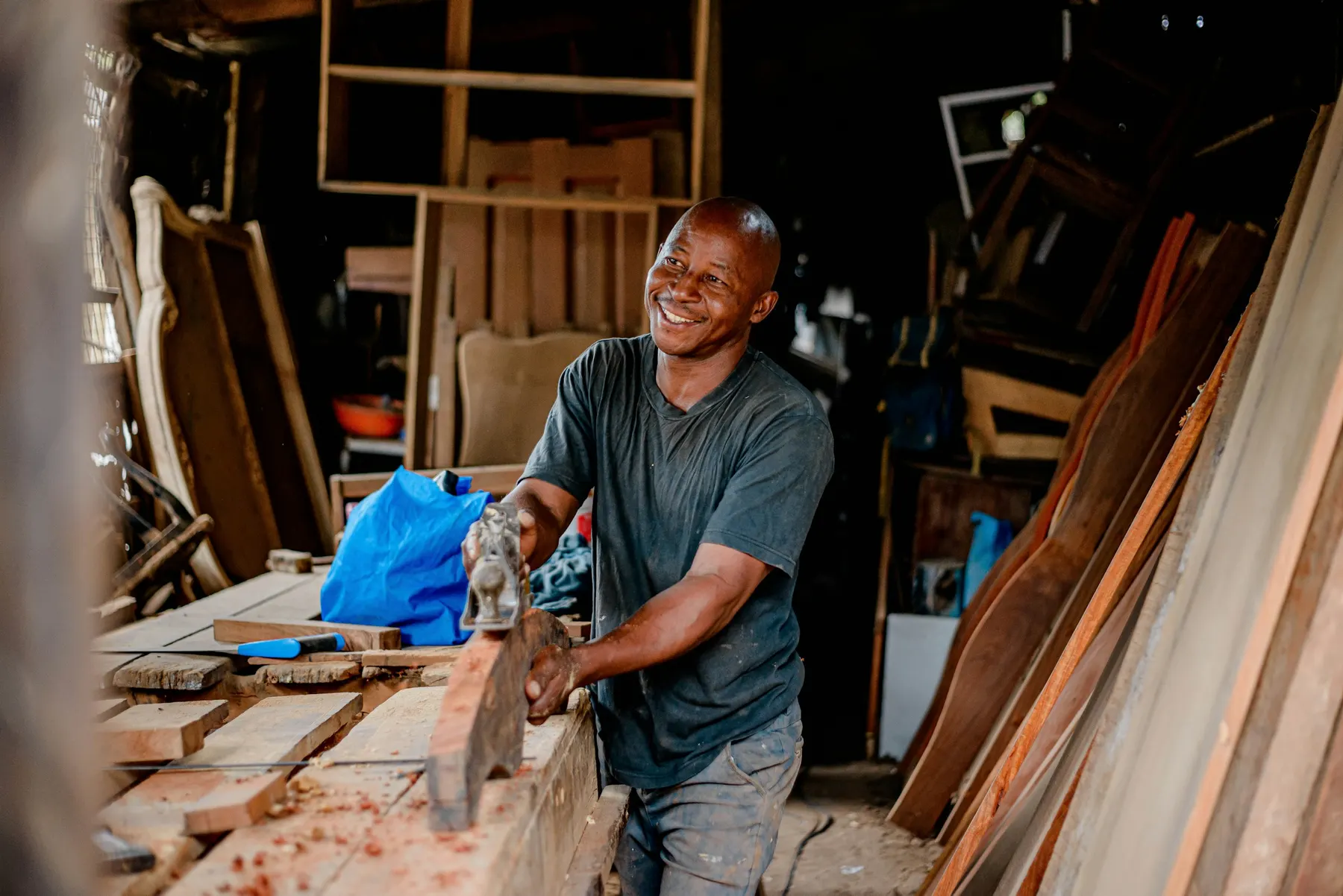 Un artisan travaille une pièce de bois dans son atelier