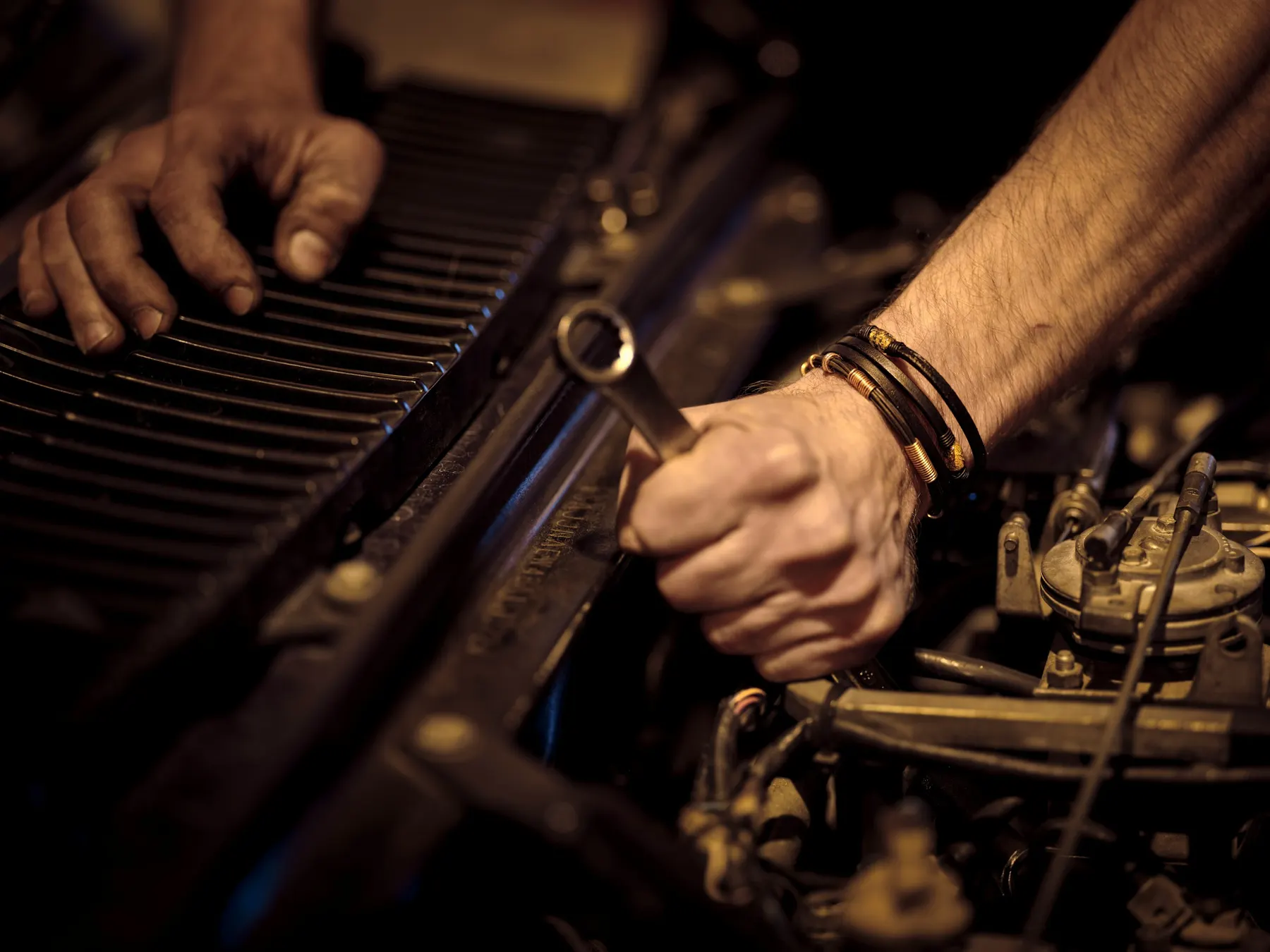 Les mains d’un mécanicien serrent une pièce sur un moteur